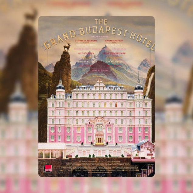 Filmplakat zu ‚The Grand Budapest Hotel‘ mit einem rosafarbenen Grandhotel vor einer Berglandschaft