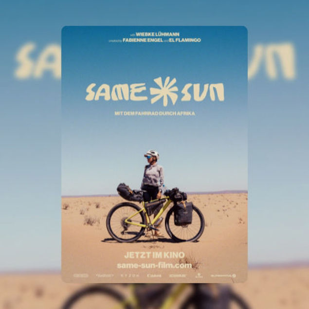 Filmplakat zu ‚Same Sun – Mit dem Fahrrad durch Afrika‘ mit einer Radreisenden und voll bepacktem Fahrrad in einer weiten Wüstenlandschaft unter blauem Himmel